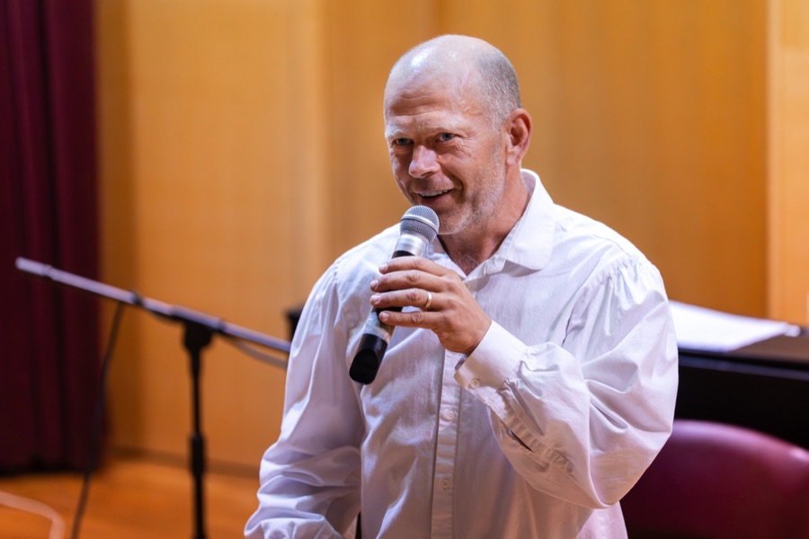 Primož Kelenc, vodja glasbene šole AccordArt, igra harmoniko na odru